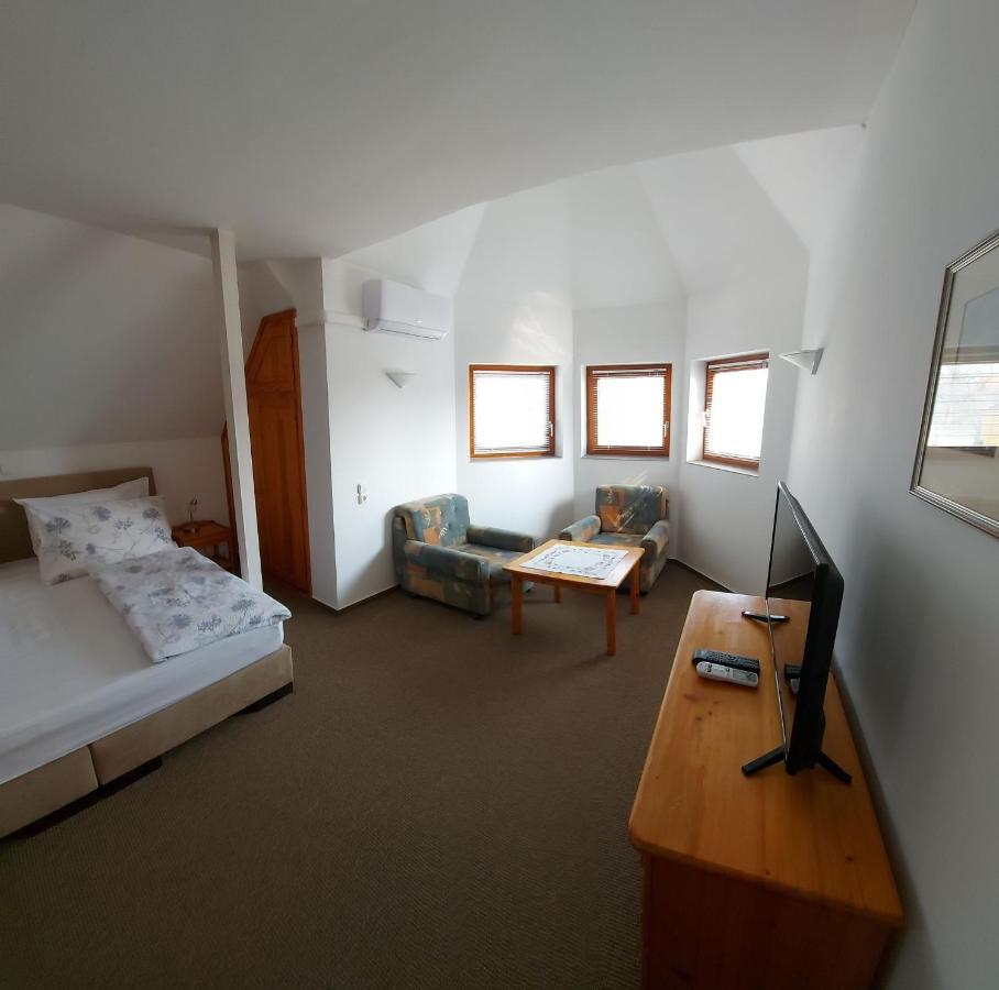 Emil Porta Hotell Balatongyörök Eksteriør bilde