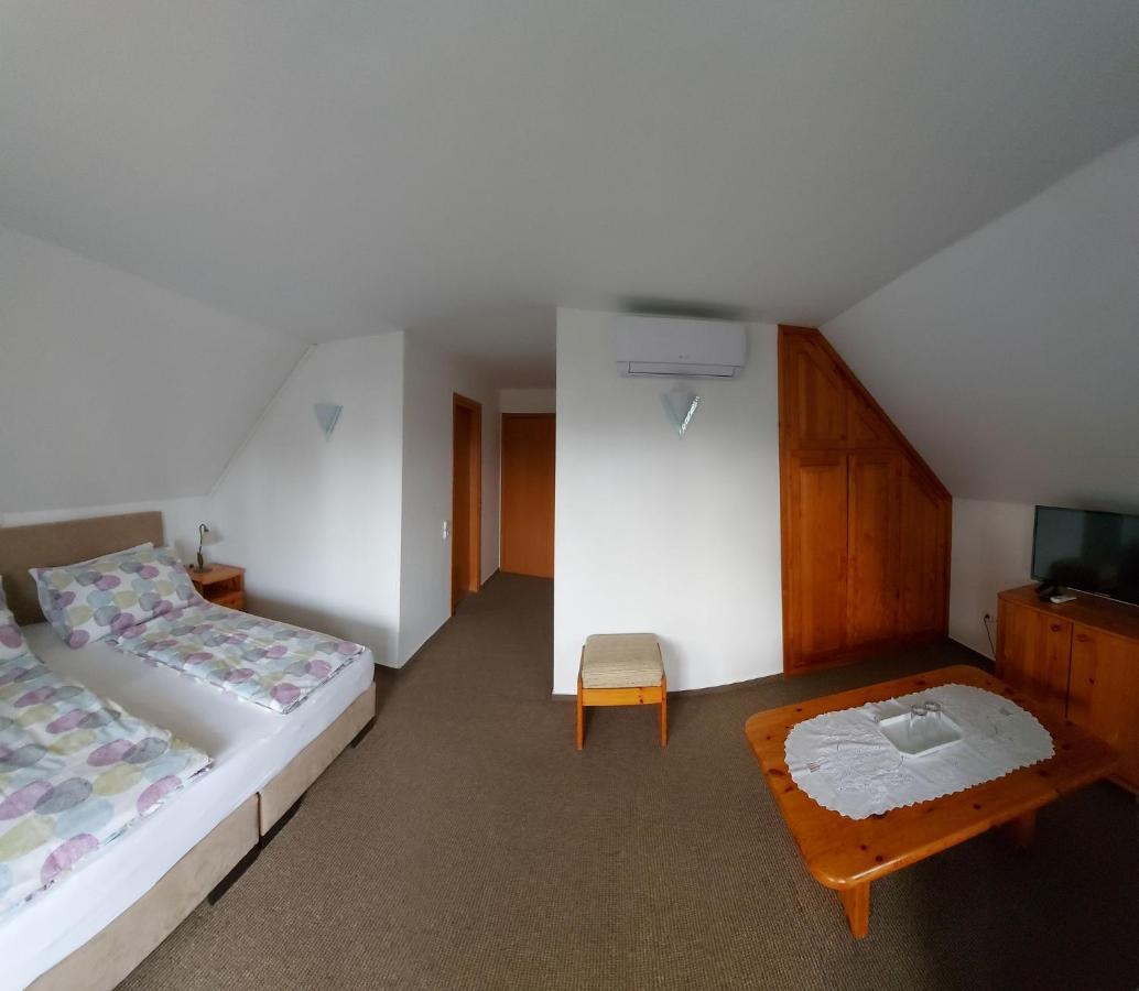Emil Porta Hotell Balatongyörök Eksteriør bilde